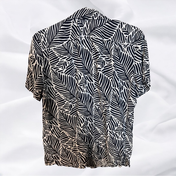 A button down shirt by Goodfellow & Co in size medium - Picture 5 of 6